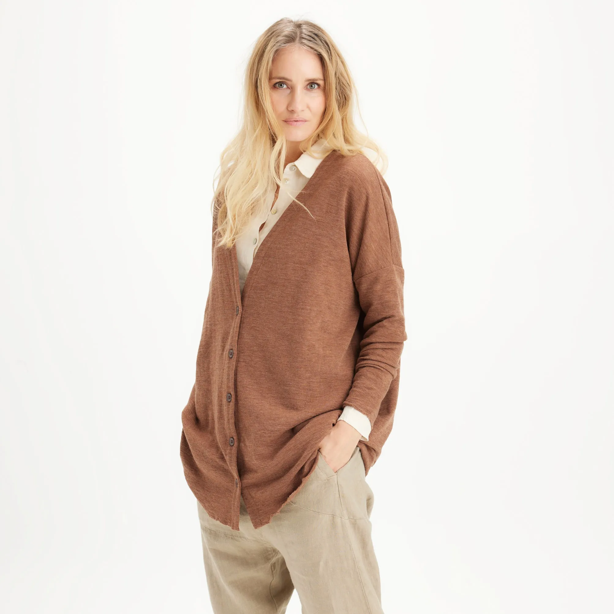 8017 - Fram- eller sidoknppt kofta, oversize